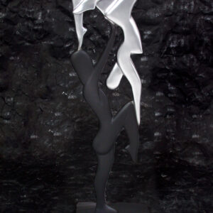 Peça Preta e Prateada com Figuras