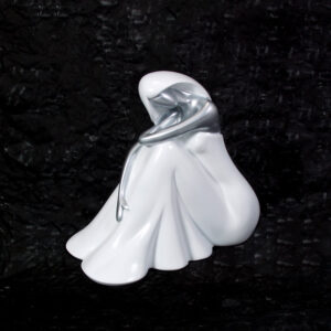 Estatueta Branca de Mulher Sentada